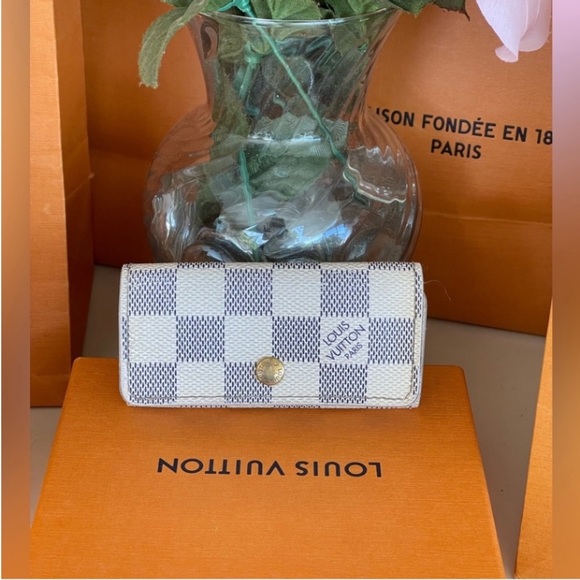 Authentic Louis Vuitton keys holder 🤎💛🤎🤎🔑🔑🔑 - Picture 1 of 12
